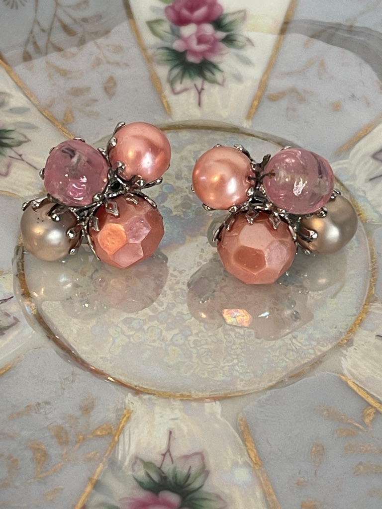 Vintage Vogue Pink Champagne Beaded Clip-On Earrings 23$